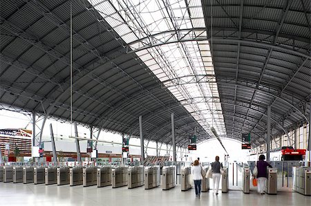 Railway station platforms with trains and passengers Foto de stock - Royalty-Free Super Valor e Assinatura, Número: 400-07101795