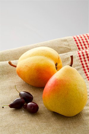 simsearch:824-02888213,k - Ripe pears and dogwood berries on a linen napkin Foto de stock - Royalty-Free Super Valor e Assinatura, Número: 400-07102279