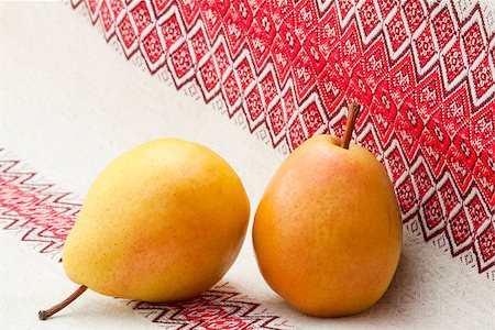 simsearch:824-02888213,k - Two ripe pears on a linen napkin with ornament Foto de stock - Royalty-Free Super Valor e Assinatura, Número: 400-07102282