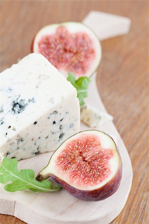 simsearch:400-06741554,k - Blue cheese and fresh figs on a cutting board Foto de stock - Royalty-Free Super Valor e Assinatura, Número: 400-07102988