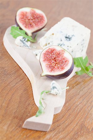 simsearch:400-06741554,k - Blue cheese and fresh figs on a cutting board Foto de stock - Royalty-Free Super Valor e Assinatura, Número: 400-07102989