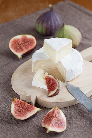 simsearch:400-06741554,k - Camembert and fresh figs on a cutting board Foto de stock - Royalty-Free Super Valor e Assinatura, Número: 400-07102990