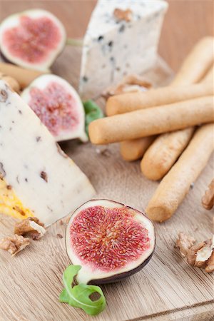 roquefort - Cheese board with blue cheese, nut cheese, fresh figs, nuts and grissini Stockbilder - Microstock & Abonnement, Bildnummer: 400-07102991