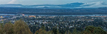 Panoramic View of Oregon and Washington States Divided by Columbia River at Evening Blue Hour Photographie de stock - Aubaine LD & Abonnement, Code: 400-07114720