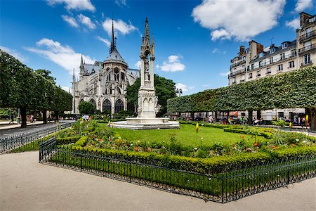 famous monuments in paris - Notre Dame de Paris Garden on Cite Island, Paris, France Foto de stock - Super Valor sin royalties y Suscripción, Código: 400-07115047