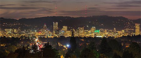 simsearch:400-08035156,k - Portland Oregon Downtown City Skyline Lights Up at Dusk Panorama Fotografie stock - Microstock e Abbonamento, Codice: 400-07115302