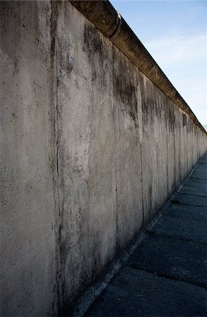 freedom monument - Remaining sections of the Berlin wall at the Bernauer Strasse Fotografie stock - Microstock e Abbonamento, Codice: 400-07115441