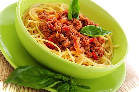 simsearch:400-06076521,k - Pasta with tomatoes, meat and basil in a green bowl. Stockbilder - Microstock & Abonnement, Bildnummer: 400-07111013