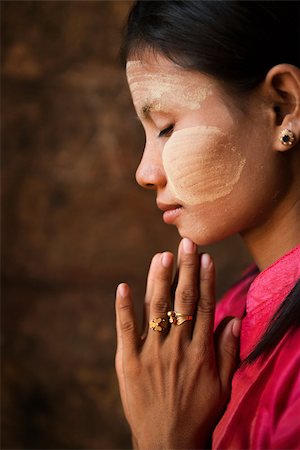 photographic portraits poor people - Beautiful traditional Myanmar girl is praying inside temple. Stock Photo - Budget Royalty-Free & Subscription, Code: 400-07111199