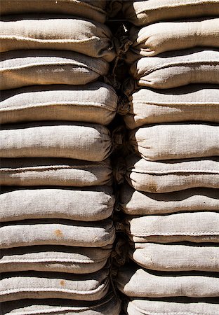 A wall of sandbags protecting checkpoint Charlie in Berlin Foto de stock - Super Valor sin royalties y Suscripción, Código: 400-07111358