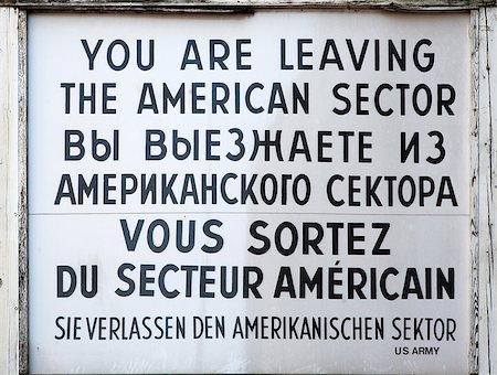 Sign at the border crossing Checkpoint Charlie between East and West Berlin Foto de stock - Super Valor sin royalties y Suscripción, Código: 400-07111359