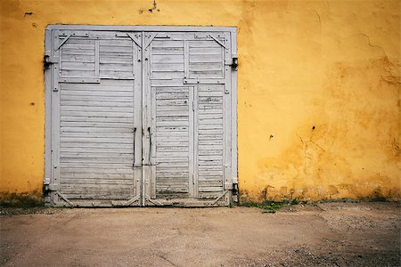 simsearch:400-07556220,k - Old wooden gate in grungy yellow wall Stock Photo - Budget Royalty-Free & Subscription, Code: 400-07112112