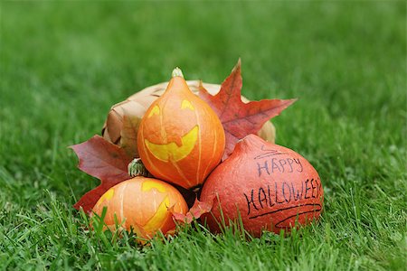 simsearch:400-08776231,k - three Halloween pumpkins on green grass, horizontal photo Stockbilder - Microstock & Abonnement, Bildnummer: 400-07112994