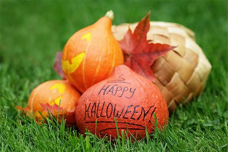 simsearch:400-08776231,k - three Halloween pumpkins on green grass, horizontal photo Stockbilder - Microstock & Abonnement, Bildnummer: 400-07112995