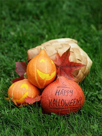 simsearch:400-08776231,k - three Halloween pumpkins on green grass, vertical photo Stockbilder - Microstock & Abonnement, Bildnummer: 400-07112996