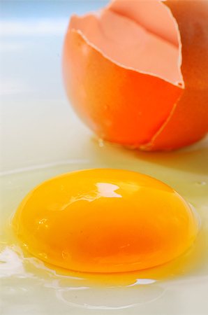 simsearch:400-07916427,k - Broken egg isolated on white background Foto de stock - Super Valor sin royalties y Suscripción, Código: 400-07113209