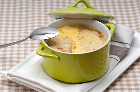 simsearch:400-07092695,k - onion soup on clay pot with melted cheese and bread on top Fotografie stock - Microstock e Abbonamento, Codice: 400-07113471