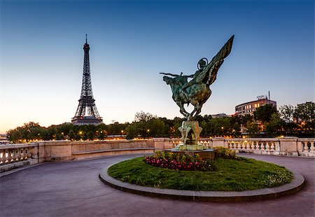 France Reborn Statue on Bir-Hakeim Bridge and Eiffel Tower at Dawn, Paris, France Stock Photo - Budget Royalty-Free & Subscription, Code: 400-07113655