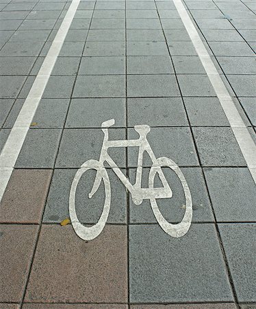 simsearch:400-05100151,k - Bike lane symbol on road Photographie de stock - Aubaine LD & Abonnement, Code: 400-07113690