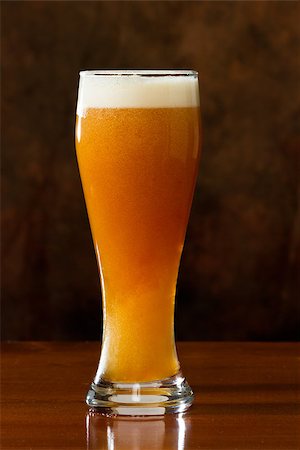 cold refreshing beer served on a dark bar Photographie de stock - Aubaine LD & Abonnement, Code: 400-07113800