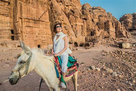 tourist riding donkey in nabatean petra jordan middle east Foto de stock - Royalty-Free Super Valor e Assinatura, Número: 400-07124154