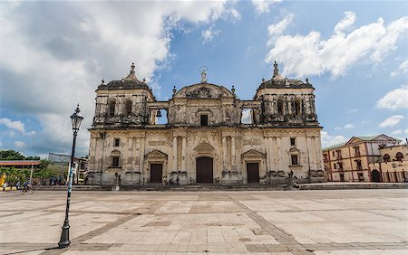 Frontal view of the cathedral on the central square of Leon, Nicaragua Foto de stock - Super Valor sin royalties y Suscripción, Código: 400-07124229