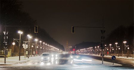 Winter traffic in Berlin. The Siegessäule can be seen in the background. Stockbilder - Microstock & Abonnement, Bildnummer: 400-07124504