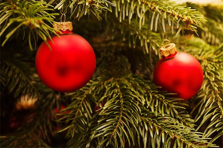 Christmas baubles on christmas tree. Warm light. Foto de stock - Royalty-Free Super Valor e Assinatura, Número: 400-07124939