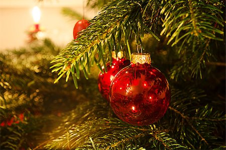 Decoration on traditional christmas tree. Stockbilder - Microstock & Abonnement, Bildnummer: 400-07125265