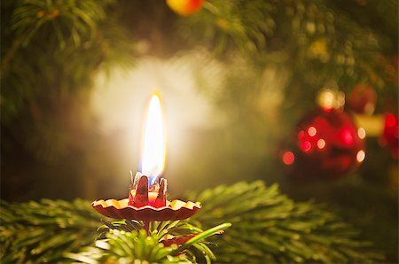 Candle on traditionally decorated christmas tree. Stockbilder - Microstock & Abonnement, Bildnummer: 400-07125267