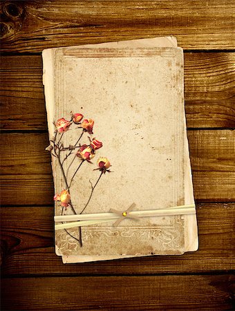 dry corrosion - Vintage card and dry rose flowers on wooden planks Stock Photo - Budget Royalty-Free & Subscription, Code: 400-07125313