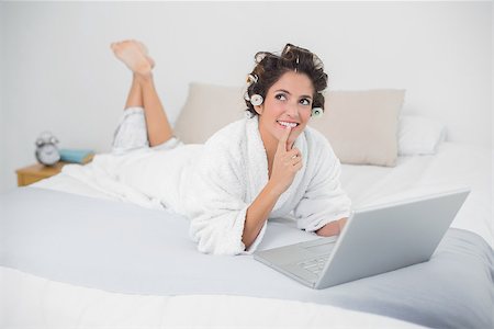 simsearch:649-02199405,k - Pensive natural brunette using laptop in bedroom Stockbilder - Microstock & Abonnement, Bildnummer: 400-07128805