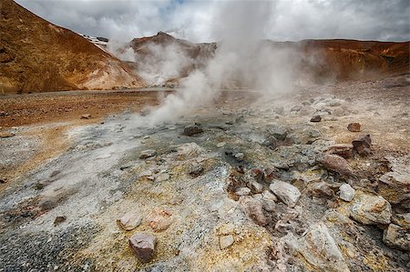 simsearch:400-07122923,k - Iceland is a land of ice and fire. In the geothermal area Kerlingarfjoll one can see smoke and boiling fumaroles from the geothermal field as well as mountains covered by ice and snow. Photographie de stock - Aubaine LD & Abonnement, Code: 400-07122922