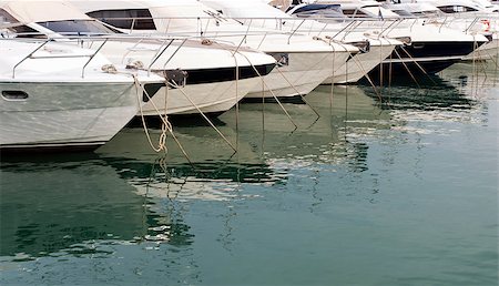 Yachts and boats anchored at a marina Foto de stock - Super Valor sin royalties y Suscripción, Código: 400-07122982