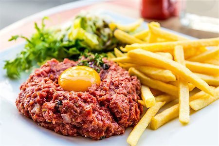 simsearch:400-04342843,k - tasty Steak tartare (Raw beef) - classic steak tartare on white plate Photographie de stock - Aubaine LD & Abonnement, Code: 400-07123090