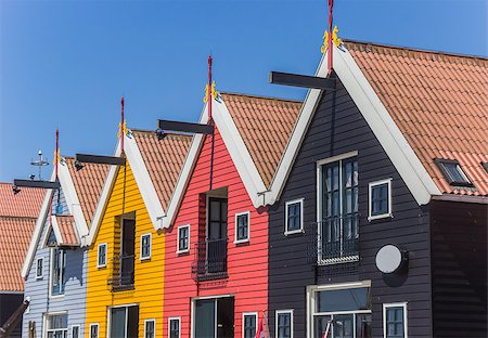 simsearch:400-08432432,k - Colorful row of houses at the harbor of Zoutkamp Fotografie stock - Microstock e Abbonamento, Codice: 400-07123510