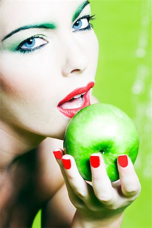 simsearch:400-07097858,k - beautiful caucasian woman portrait hold an apple studio on green background Foto de stock - Super Valor sin royalties y Suscripción, Código: 400-07123861