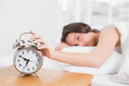 simsearch:614-02613098,k - Sleepy blurred young woman in bed extending hand to alarm clock at home Stockbilder - Microstock & Abonnement, Bildnummer: 400-07134728