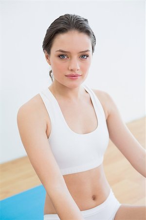 simsearch:400-07135317,k - Portrait of a toned brunette sitting at fitness studio Photographie de stock - Aubaine LD & Abonnement, Code: 400-07134978