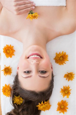 simsearch:400-07136331,k - Overhead portrait of a young brunette lying on massage table in beauty salon Photographie de stock - Aubaine LD & Abonnement, Code: 400-07136268