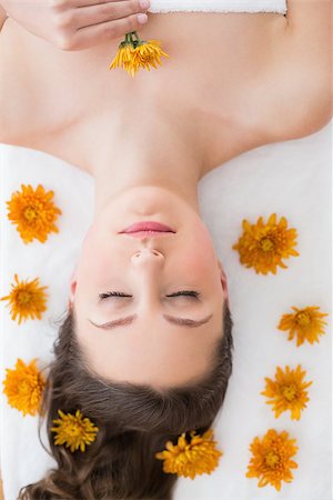 simsearch:400-07136331,k - Overhead view of a young brunette lying on massage table in beauty salon Photographie de stock - Aubaine LD & Abonnement, Code: 400-07136270