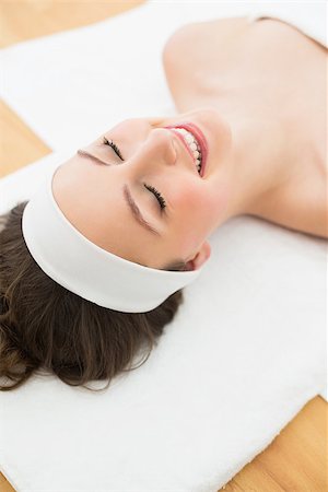 simsearch:400-07136331,k - Overhead of a smiling young brunette lying on massage table in beauty salon Photographie de stock - Aubaine LD & Abonnement, Code: 400-07136288