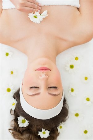 simsearch:400-07136331,k - Overhead of a young beautiful woman with eyes closed lying on massage table in beauty salon Photographie de stock - Aubaine LD & Abonnement, Code: 400-07136298