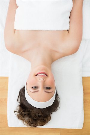 simsearch:400-07136331,k - Overhead portrait of a young brunette lying on massage table in beauty salon Photographie de stock - Aubaine LD & Abonnement, Code: 400-07136290