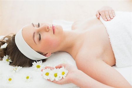 simsearch:400-07136331,k - Side view of a young beautiful woman with eyes closed lying on massage table in beauty salon Photographie de stock - Aubaine LD & Abonnement, Code: 400-07136304