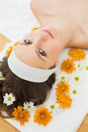 simsearch:400-07136331,k - Overhead portrait of a beautiful young woman with flowers in beauty salon Photographie de stock - Aubaine LD & Abonnement, Code: 400-07136315