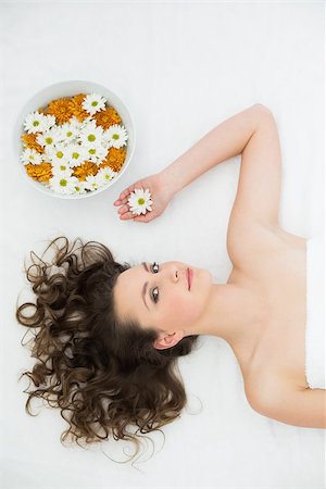 simsearch:400-07136331,k - Overhead view of a beautiful young woman lying with bowl of flowers in beauty salon Photographie de stock - Aubaine LD & Abonnement, Code: 400-07136346