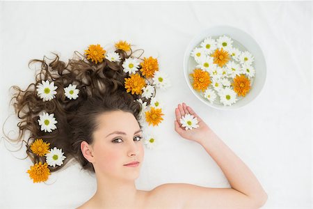 simsearch:400-07136331,k - Overhead view of a beautiful young woman lying with bowl of flowers in beauty salon Photographie de stock - Aubaine LD & Abonnement, Code: 400-07136351