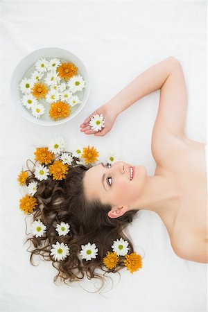 simsearch:400-07136331,k - Overhead view of a beautiful young woman lying with bowl of flowers in beauty salon Photographie de stock - Aubaine LD & Abonnement, Code: 400-07136352