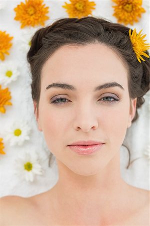 simsearch:400-07136331,k - Close up portrait of a beautiful young woman with flowers in beauty salon Photographie de stock - Aubaine LD & Abonnement, Code: 400-07136729